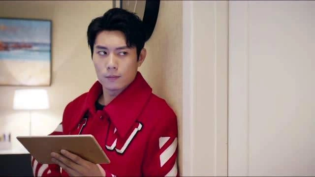 常远艾伦搞笑小品,别人喝水用杯,艾伦喝水用洗脚盆,太逗了!