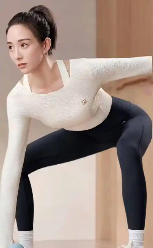 张钧甯身姿迷人优雅,她不仅长期坚持健身塑形,还坚持练瑜伽_生活_肌肉