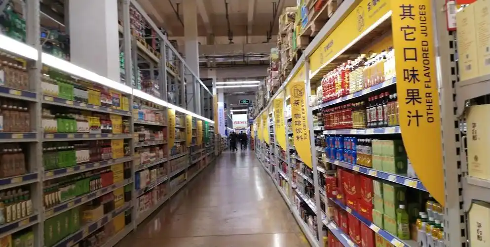 是多一些,并且超市内的节日气氛也很浓,麦德龙超市比较大,商品也很全