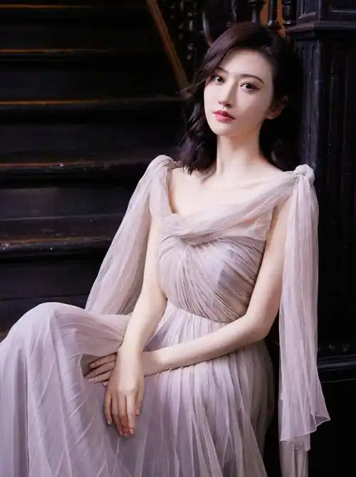 景甜搭配了一双细高跟凉鞋,提升了她的身高和气质.