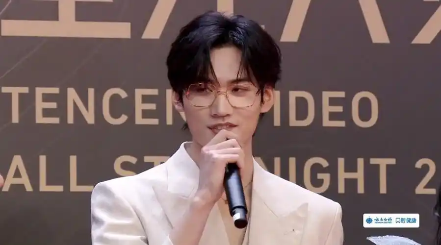 星光大赏 秀人同台#周柯宇星光大赏红毯 采访周柯宇金丝眼镜杀 好