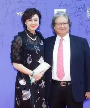 洪金宝国外前妻近照,打扮贵气时髦不输现任,分手29年仍单身