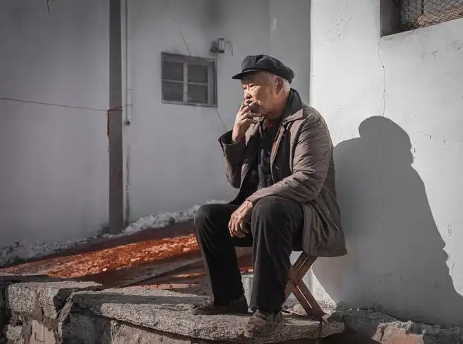 等到垂垂老矣会不会跟老人们一样门前呆坐目之所及心之所想耳之所闻