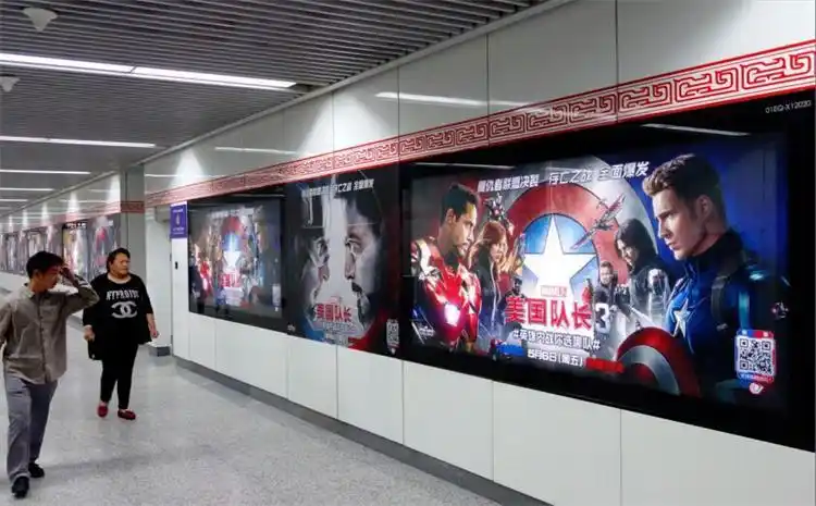 郑州地铁2号线恩平湖站通道灯箱广告