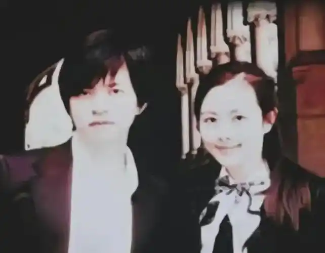 李健老婆正脸曝光素颜出镜皮肤白皙宛如少女网友不输女明星