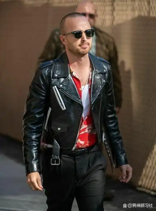 挑来挑去还是皮夹克酷,绅士又有品的男生值得学一下!