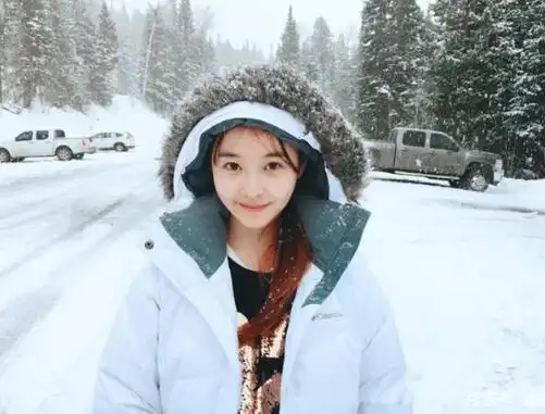 现在的杨晓丽已经完成蜕变,不仅学历高而且长相也变得非常漂亮!