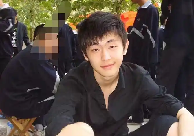 邓伦高中时期旧照曝光,又白又嫩好青涩,网友:真想咬一口