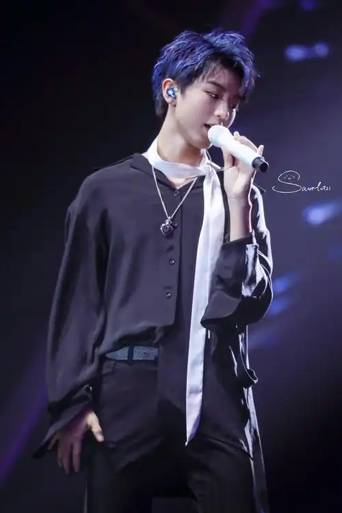 08.13 tfboys南京四周年演唱会 图源cr.logo