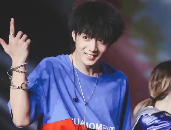 时代少年团年龄排序刘耀文晒素颜照原相机镜头下的脸好真实终于相信他