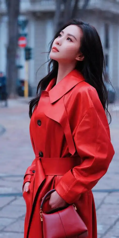最近,在她的个人社交平台上,刘诗诗发布了一组红色皮风衣的造型照片