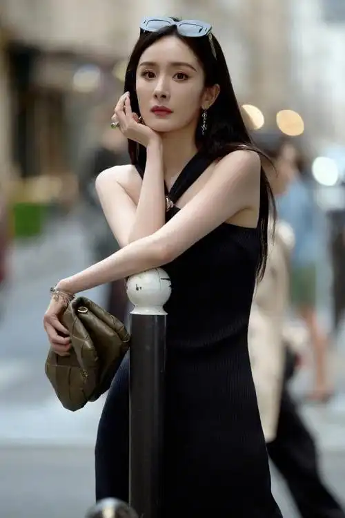 杨幂漫步巴黎街头 身材凹凸有致魅力十足__财经头条