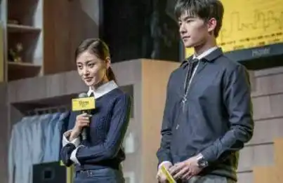 当时,网友在网上疯狂传播说是张天爱夺了金晨的女一号,所以才能与杨洋