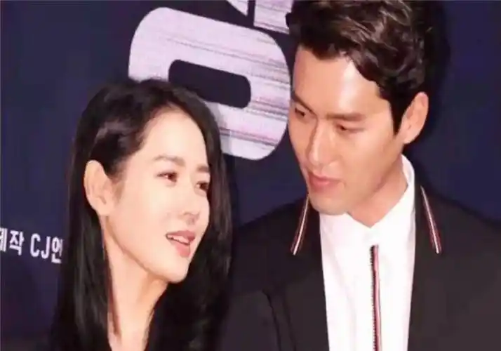 玄彬孙艺珍恋爱了!一起牵手去超市,关系甜蜜令人羡慕._情侣_感情_合作