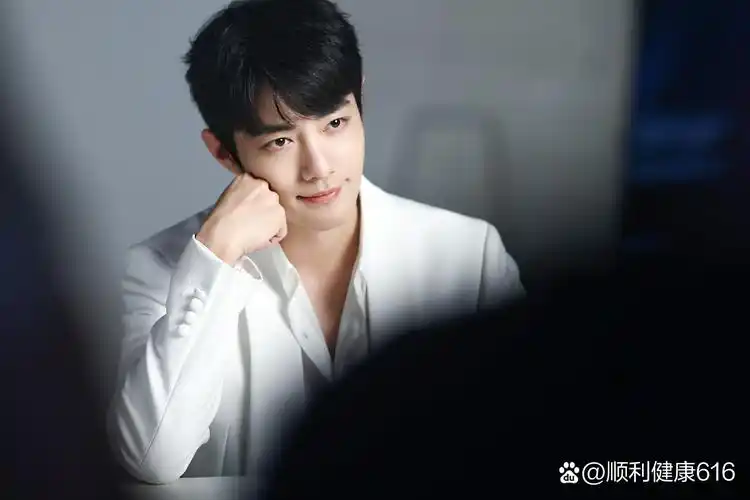 肖战工作室在微博放了18宫格的照片,这里精选了9张,听说小胖室今逃种