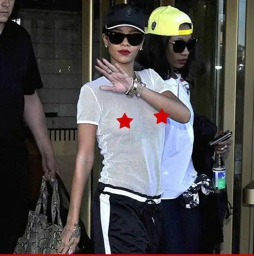 蕾哈娜真空上阵镂空上衣 无惧胸前春光乍泄