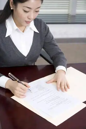 商务女性,办公室,会议室,竖图,室内,白天,留白,正面,商务,成功,签字