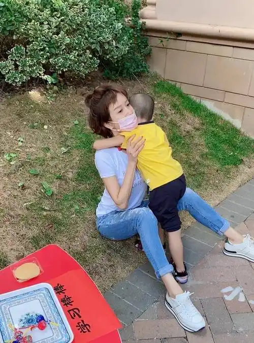 45岁金巧巧晒高难度悬空一字马动作 身体和头部好像扭转90度_儿子