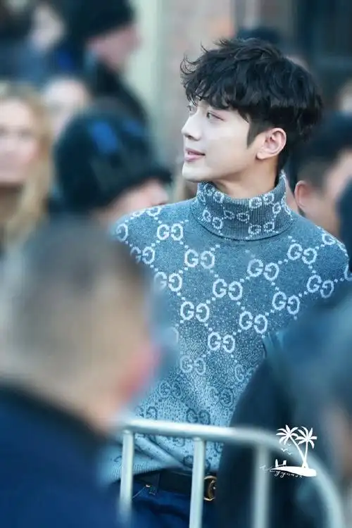 米兰时装周 下班人海中我只望向你@赖冠霖_edward