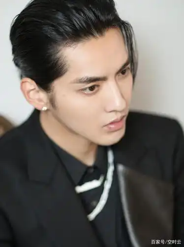 今日直播的吴亦凡,balmain黑色拼接西服,扎起蓄了许久的长发