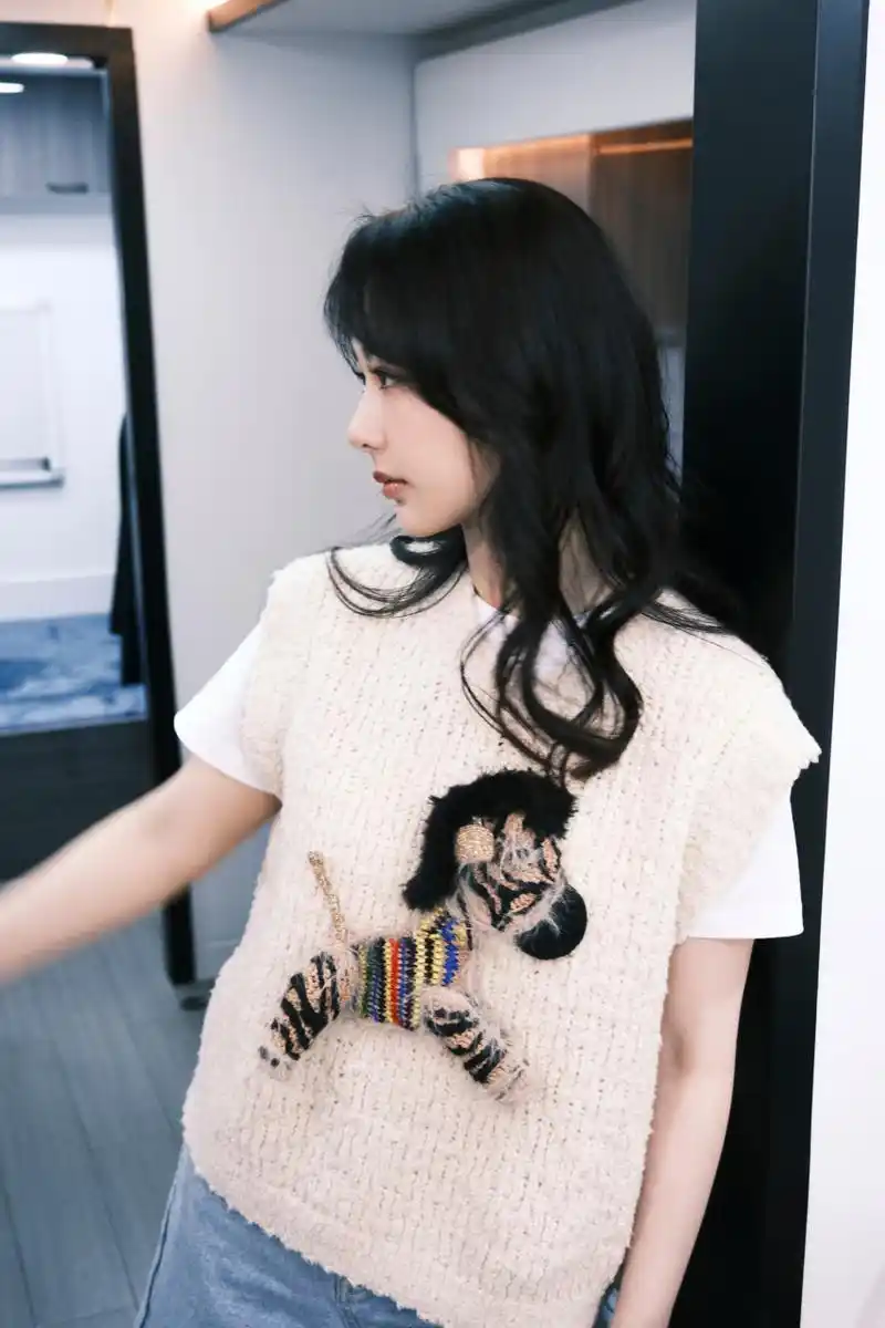 杨紫无袖毛衣侧颜随拍