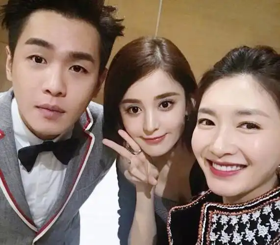 和别人都是严肃脸,唯独对唐艺昕不同|张若昀|毛晓彤|张显宗_网易订阅