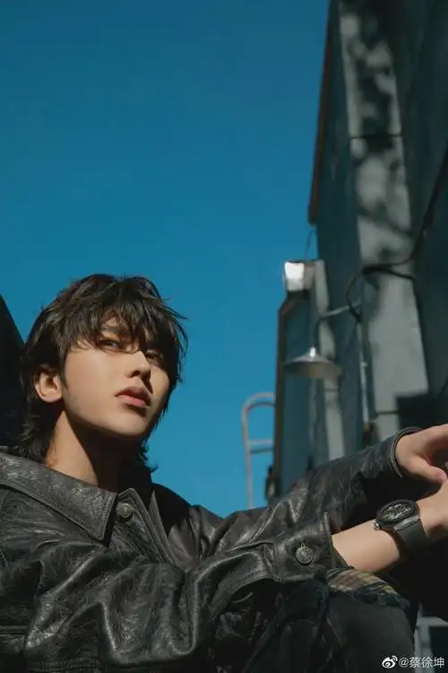 蔡徐坤秋日大片来袭! 阳光正好到处转转!微风不燥