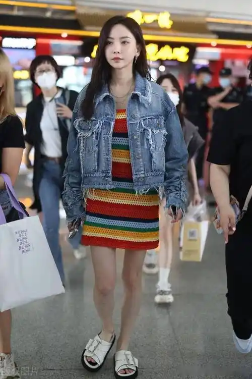 于文文街拍:长发披肩艳丽短裙夺目_山东省_济南_机场