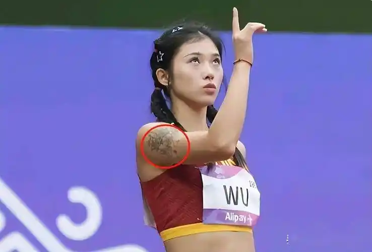 观众理所应当觉得只有"坏孩子"才会纹身,而她这样为国争光的运动员,更