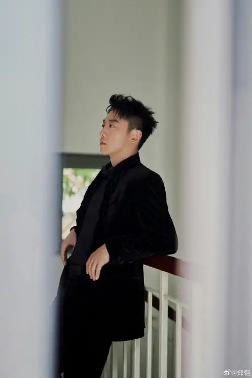 郑恺说好久不见华表奖#郑恺说好久不见,华表奖～黑色西装造型好有
