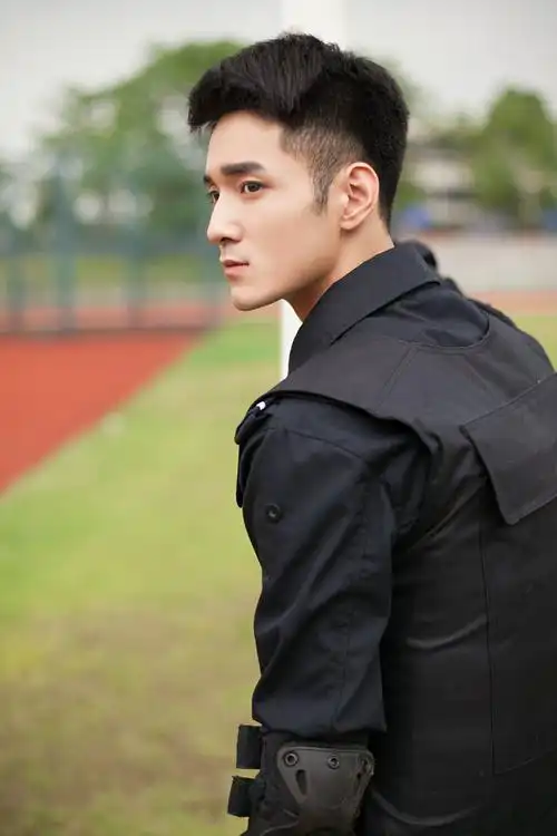 何奉天帅气十足高清图片