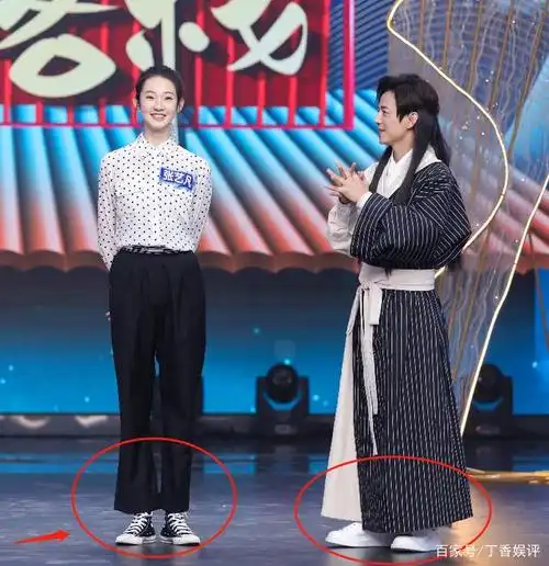 张艺凡身高175,录制《快本》站何炅身边,脚上穿的鞋子尽显情商