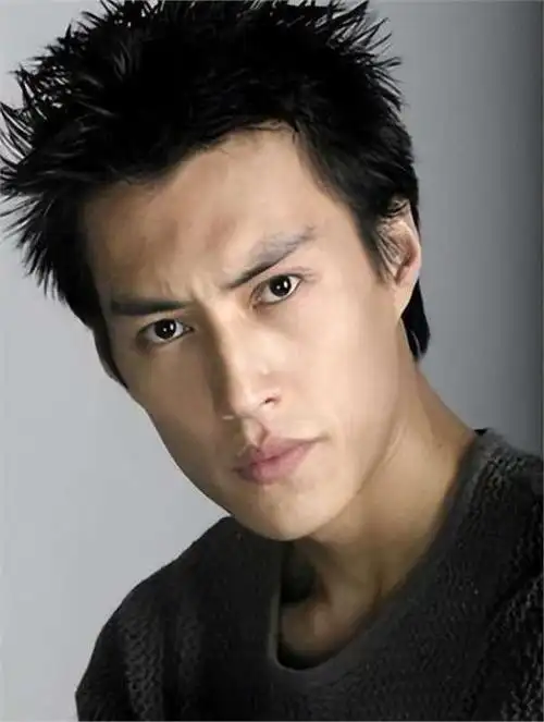 对于年仅19岁的靳东来说,这是他人生中的一个重要转折点.