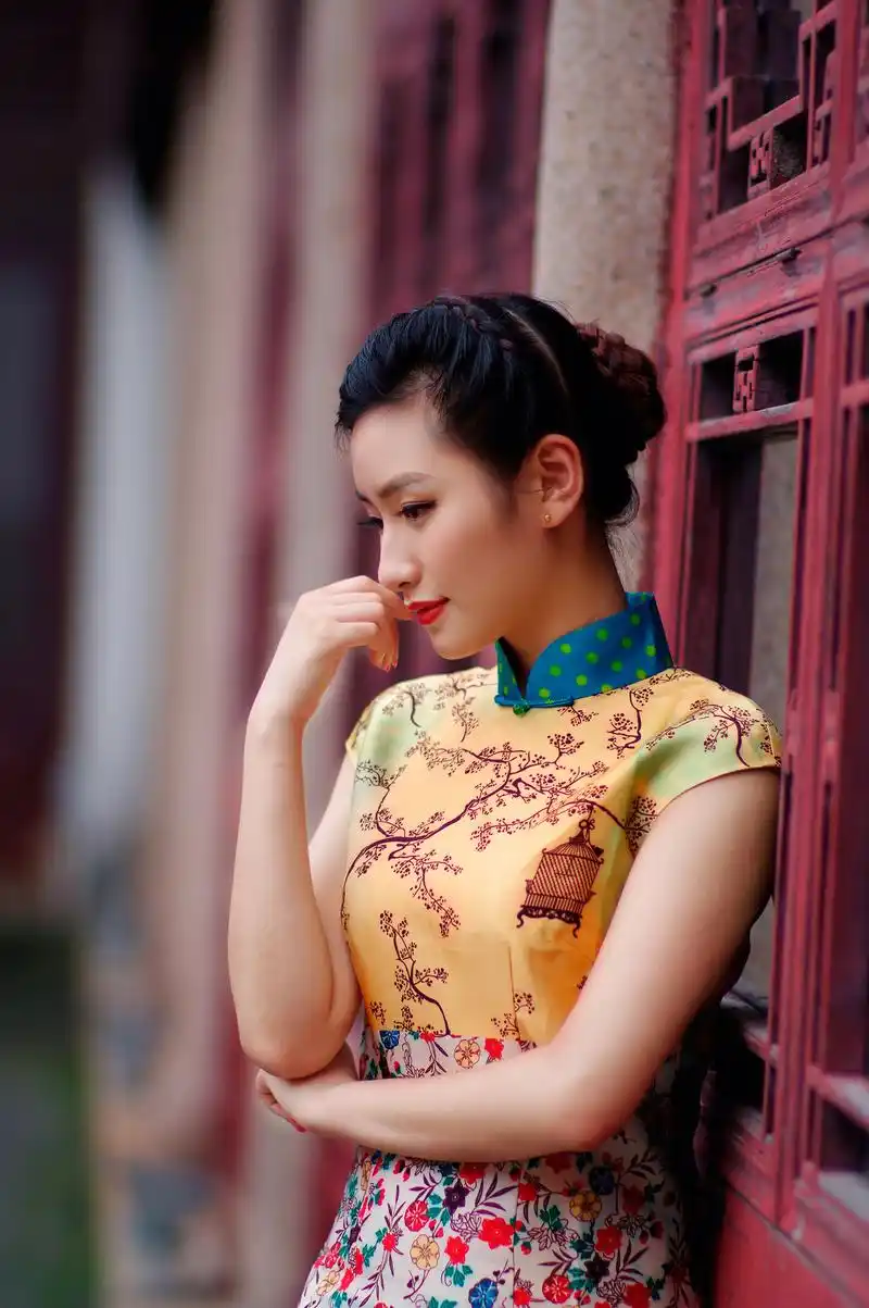 苏州平江路旗袍美女