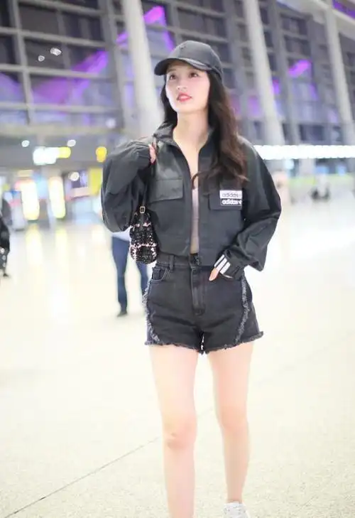 李沁的美腿想不吸引人都难,穿牛仔短裤好清凉,搭配夹克却很帅气