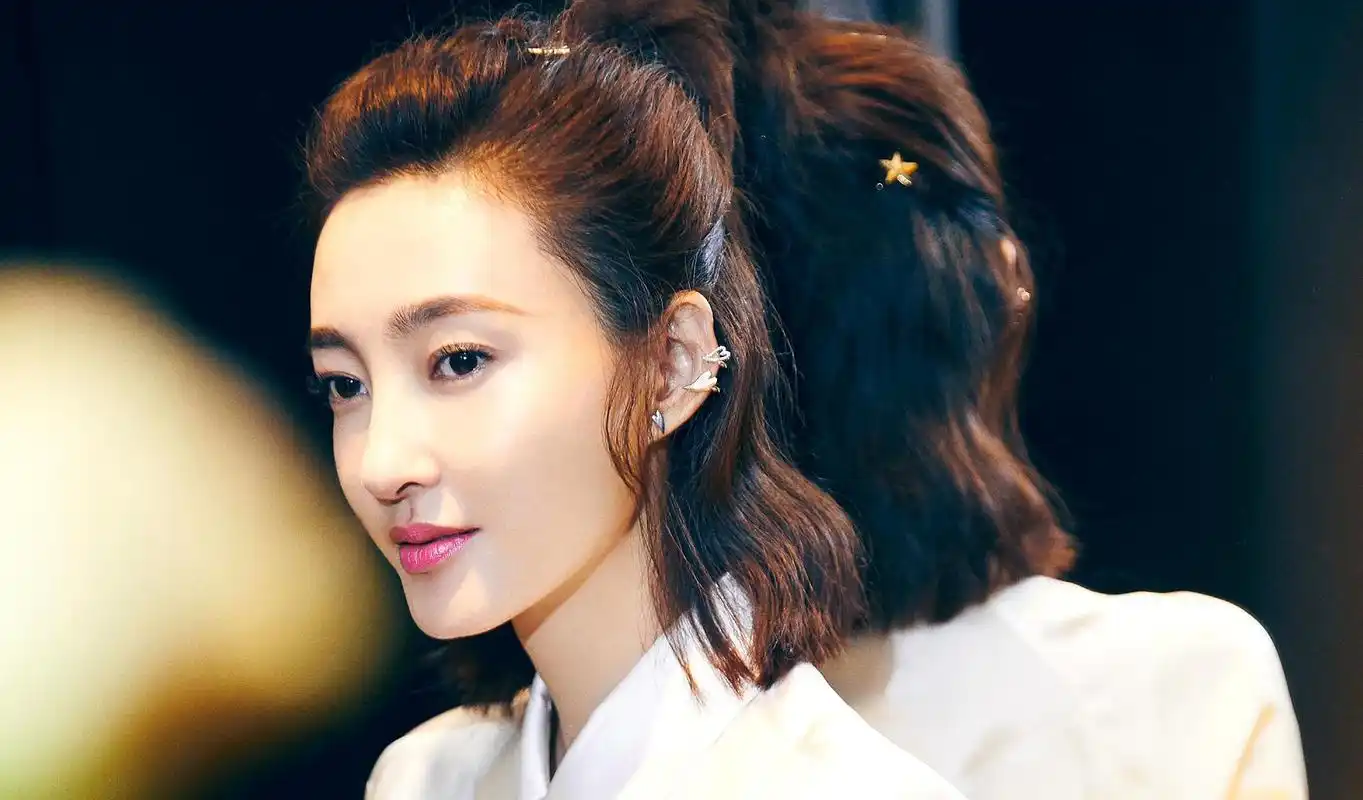 然而这8年的感情却还是在低调中结束了,二人分手后