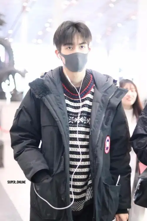 宋威龙一身黑口罩遮面现身机场帅气十足,网友:你能不能好好穿衣