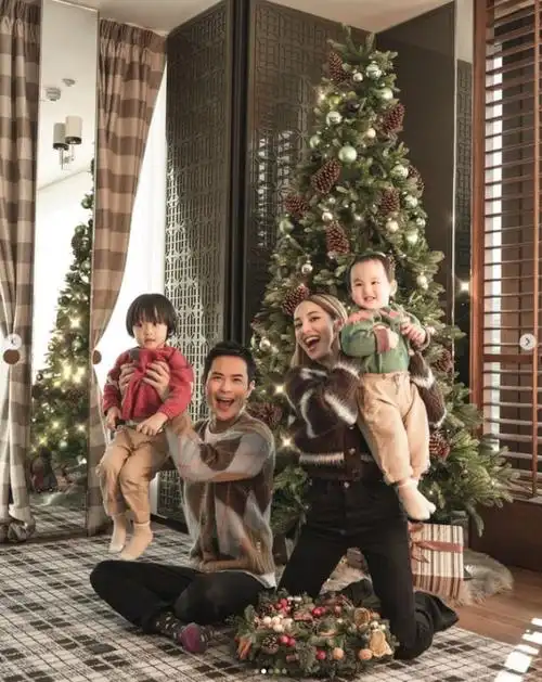 郑嘉颖罕见晒全家福两个儿子帅气可爱一家四口高颜值羡煞旁人