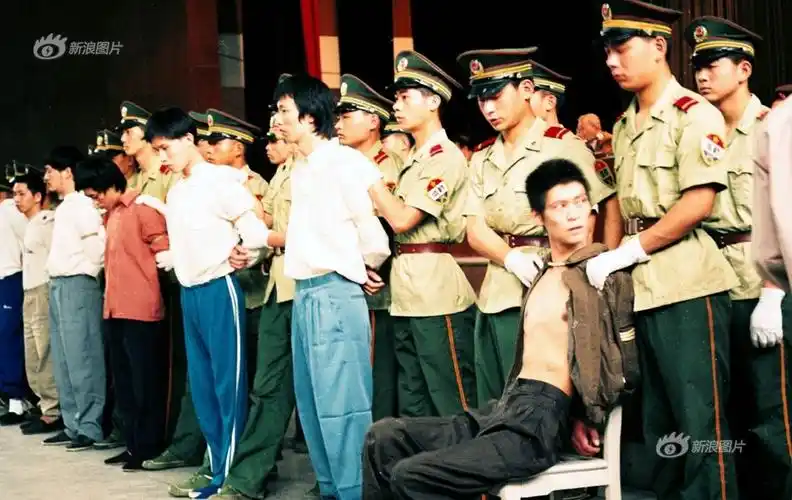 1996年9月28日,浙江开展严打斗争,公判大会上,戒备森严的武警和即将被