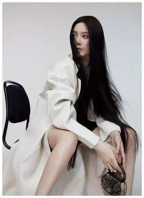 范冰冰又回来了,黑长直飘逸长发上时尚封面,网友赞叹气质依旧