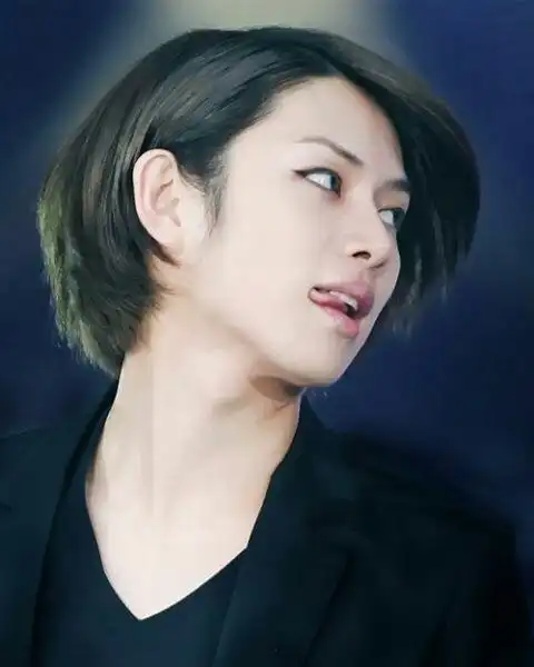 金希澈只要一画眼线我就毫无抵抗力 他总会让我想到一句话 美人在骨不