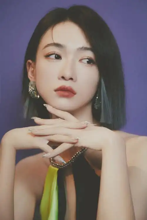 吴谨言冷感撞色大片