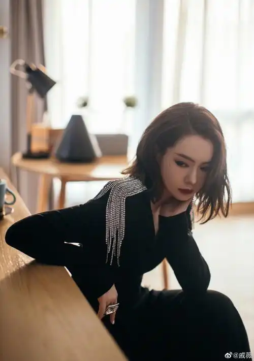 戚薇短发搭配质感黑长裙 霸气利落气场2米8|戚薇_新浪新闻