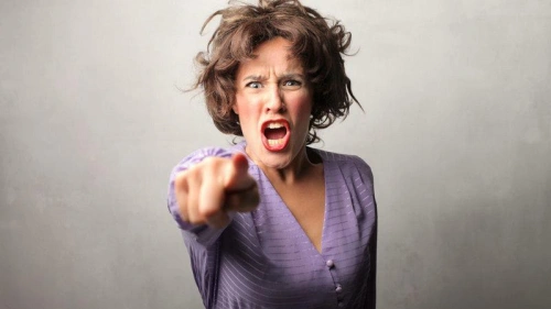 女人脾气大真的容易患慢性咽炎