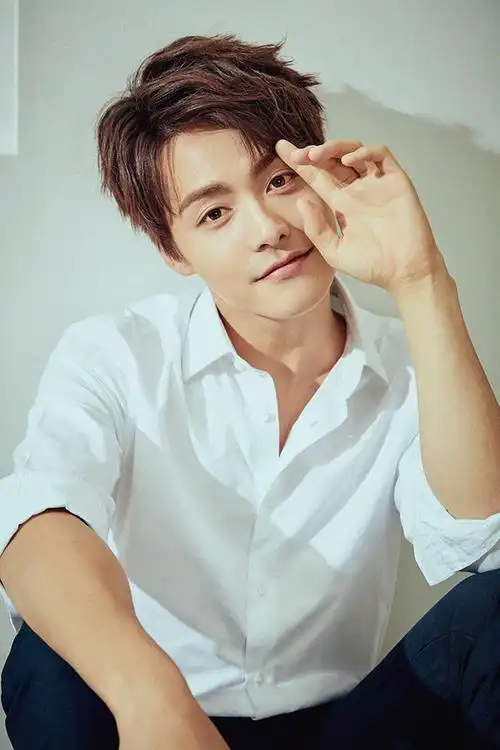 马天宇的一组帅照,果然穿白衬衫最迷人,你会选哪张做壁纸呢?