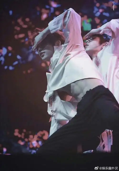 丁程鑫高糊都挡不住的腹肌##丁程鑫挡不住的腹肌##丁程鑫校园剧男