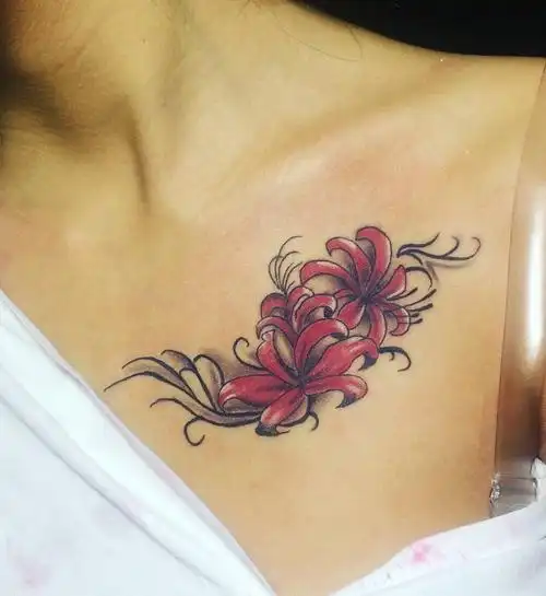 锁骨处时尚彼岸花纹身图案很迷人