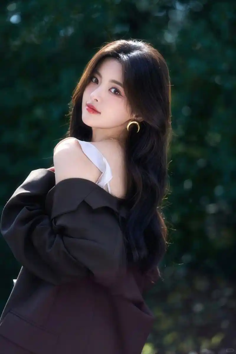 杨超越:绝美瞬间的震撼力  我得承认,最近看到的一组杨超越的照片彻底