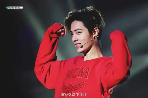 肖战红色卫衣和红色灯海更配噢