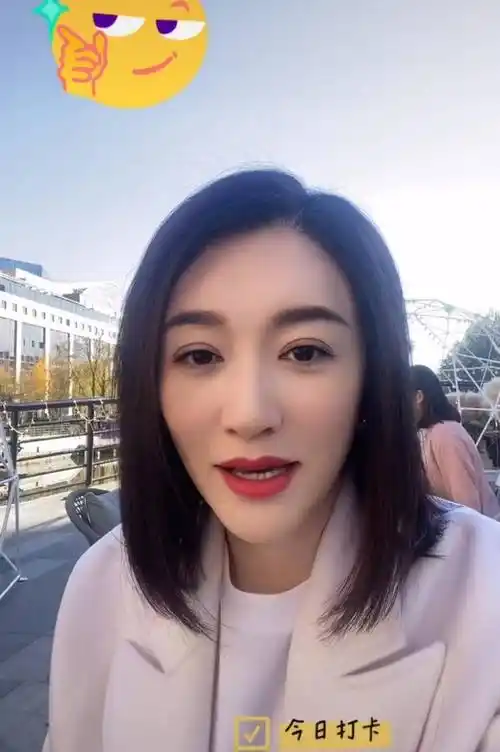 李小冉久违晒自拍,45岁无惧镜头怼脸,把男搭档整尴尬了_视频_容貌